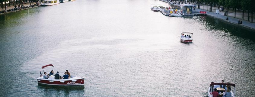 Barco sin permiso sobre el bassin de la Villette