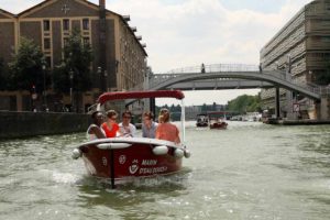 Con nuestros barcos puede descubrir insolitos lugares de Paris como el puente levadizo de Crimée