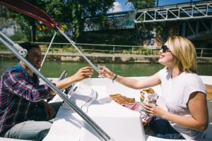 Novios brindando en un barco