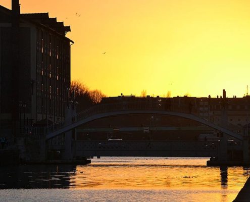 Puesta de sol sobre la puenta de Crimée, cuenca de la Villette