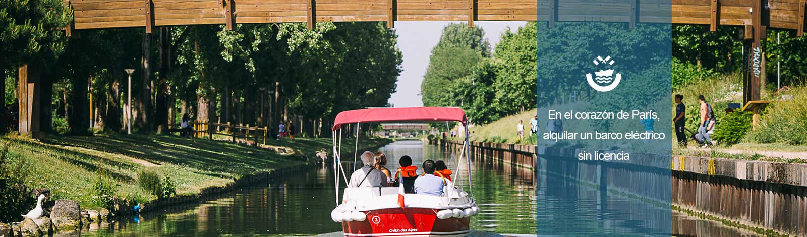 Barco debajo de un puente