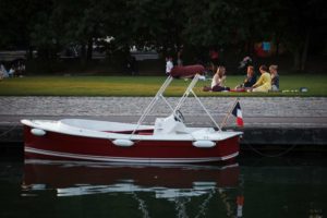 Celebración de compleaños con un picnic al borde del agua