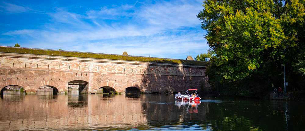 Durante un paseo con amigos en bote electrico en Estrasburgo descubra la presa de Vauban