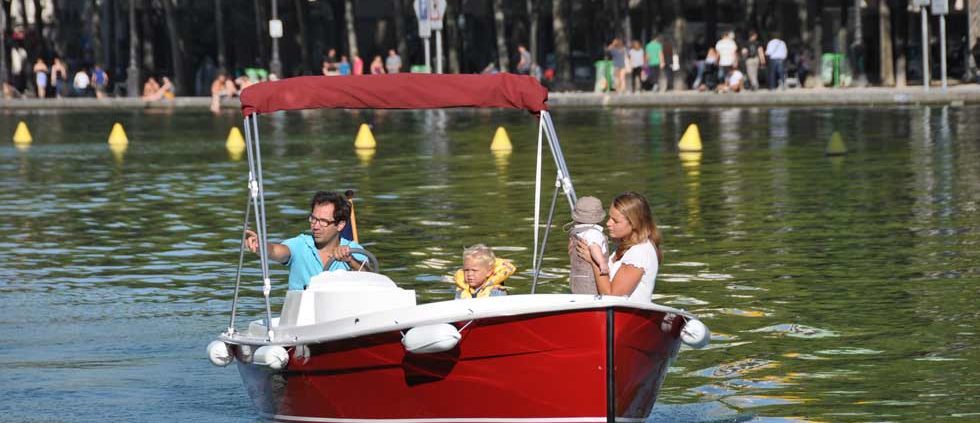 En barco con la familia sobre el bassin de la Villette