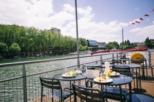 La terraza flotante de Marin d’Eau Douce en la cuenca de la Villette