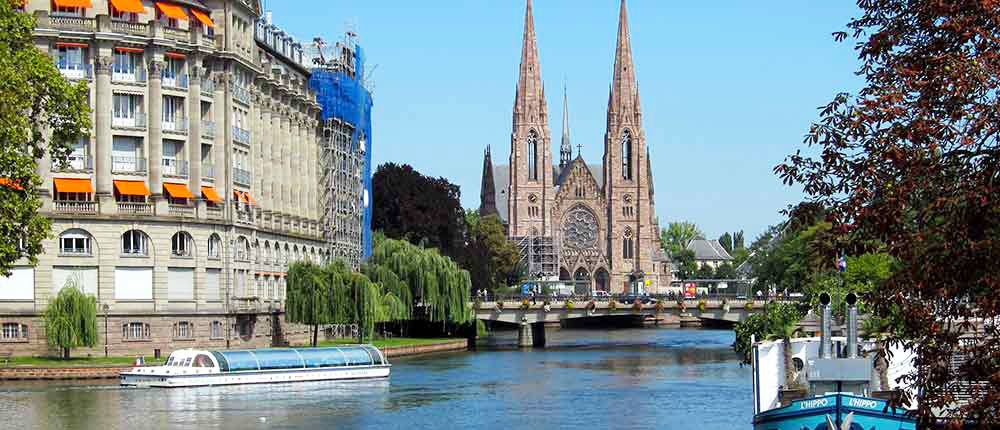 Navega por el rio ill en Estrasburgo a bordo de nuestros barcos electricos