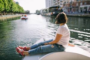 Niña en paseo sobre el canal de l’Ourcq