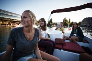 niñas en barco (modelo OPEN) sobre el Bassin de la Villette