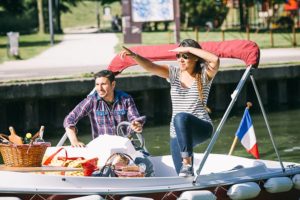 Novios compartiendo el aperitivo en un barco electrico