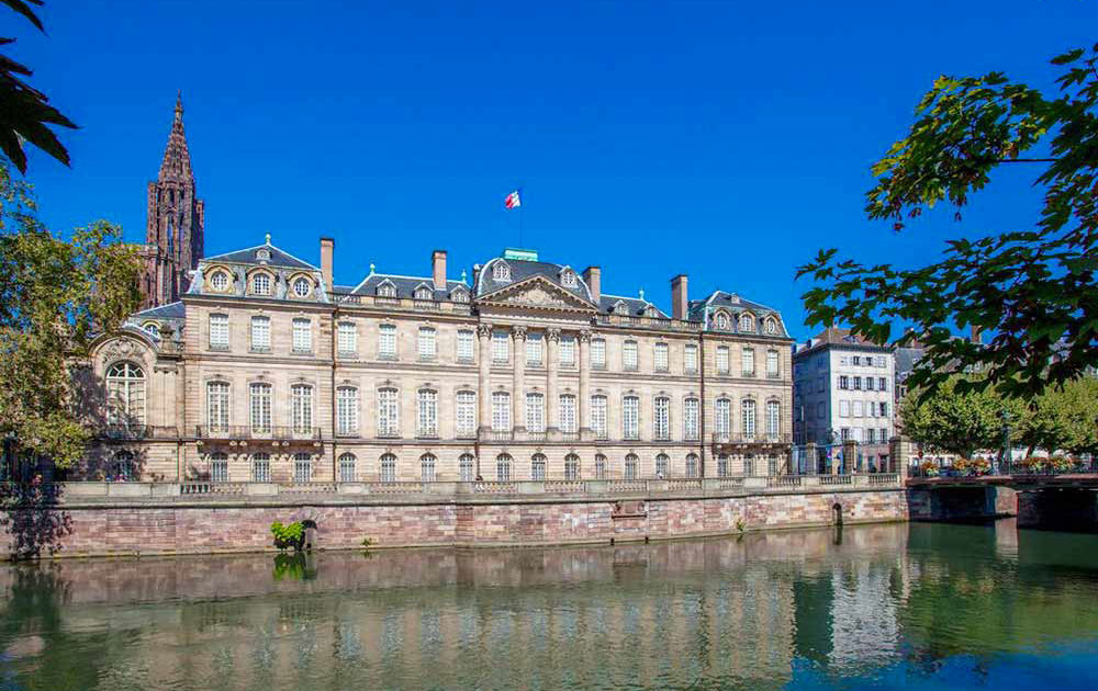 Palais Rohan en Esrtrasburgo turismo ecologico gracias a barcos sin licencia Marin d'Eau Douce