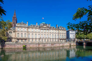 Palais Rohan en Esrtrasburgo turismo ecologico gracias a barcos sin licencia Marin d'Eau Douce