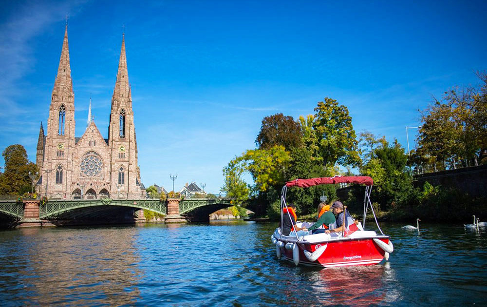 Paseo en bote electrico por el rio ill y vista de la catedral de Estrasburgo