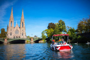 Paseo en bote electrico por el rio ill y vista de la catedral de Estrasburgo