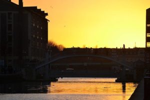 Puesta de sol sobre la puenta de Crimée, cuenca de la Villette